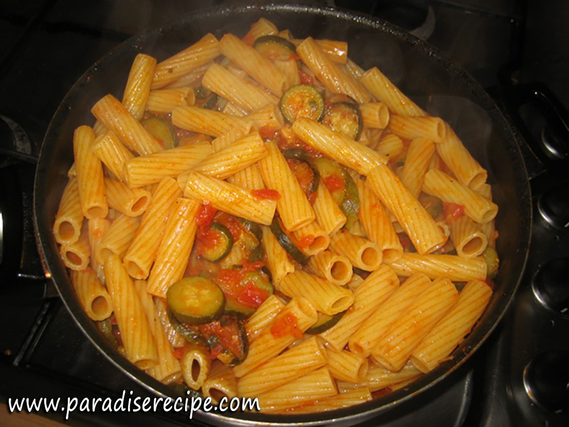 Tortiglioni con zucchine, pomodori e parmigiano