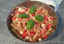 Pastasallad med fetaost, tomater och tonfisk