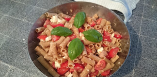 Pastasallad med fetaost, tomater och tonfisk