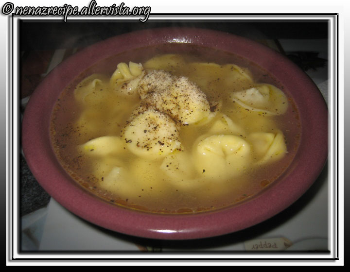 Tortellini in brodo (färsk pasta i het buljong)