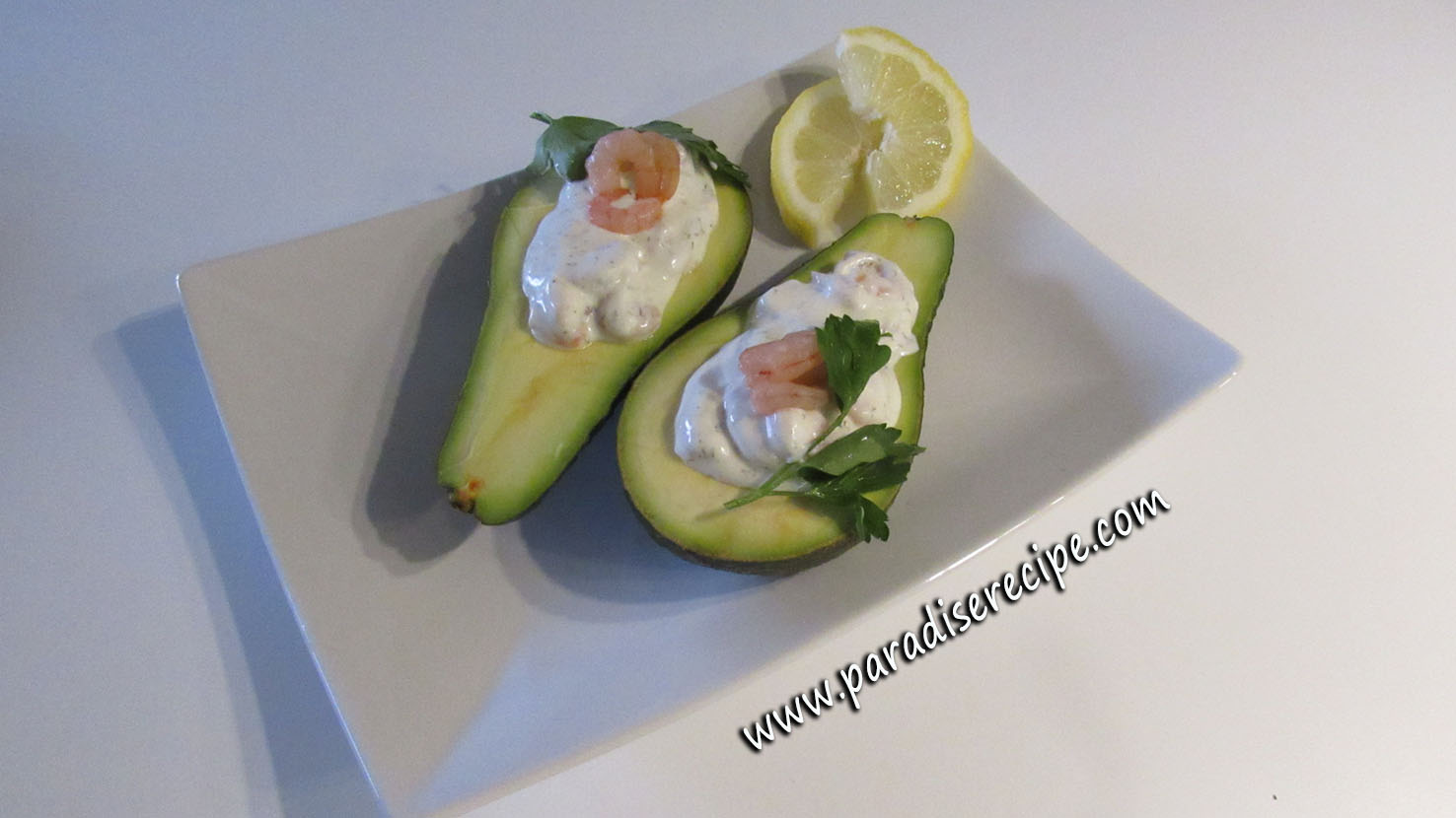 Avocado ripieno con salsa di gamberetti