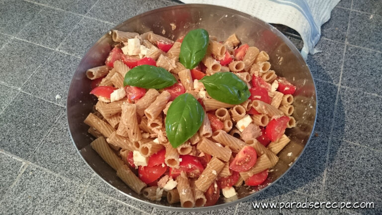 Pasta fredda con feta, pomodorini e tonno